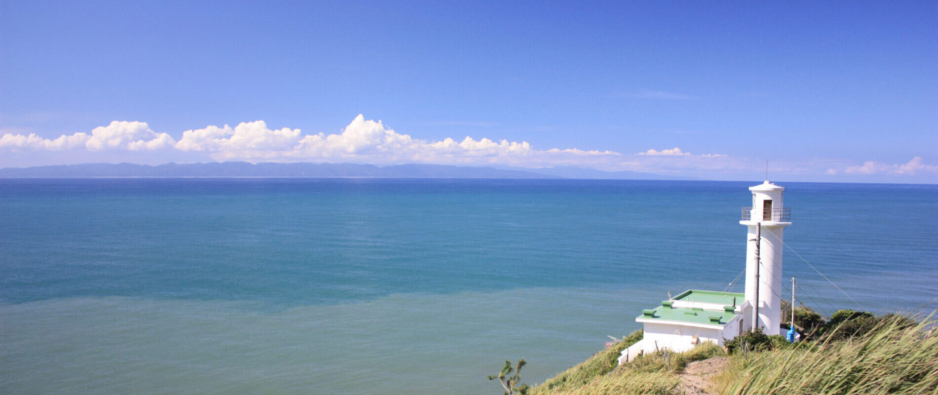 岬灯台より佐渡ヶ島を望む 新潟市西蒲区角田浜/角田岬灯台